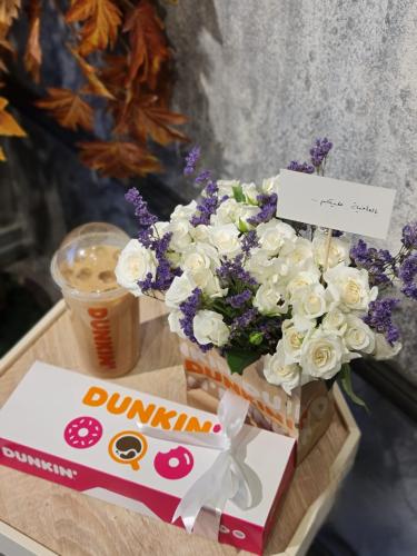 دونات متنوع عدد ٣ مع كوب قهوة (نوع القهوة اختياري...