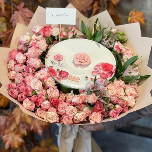 شوكولاتة بستاني منسقة وسط بوكيه ورد بورد بيبي روز...