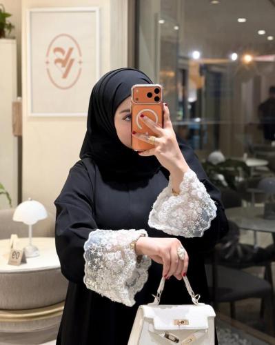 عباية لورا