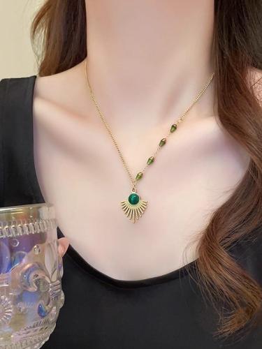 قلاده التاج الذهبية