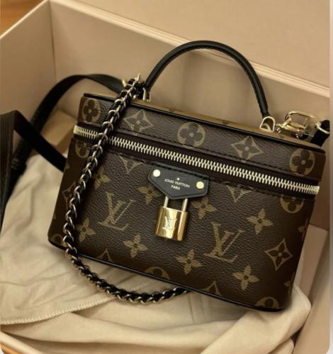 شنطه Louis Vuitton Vanity