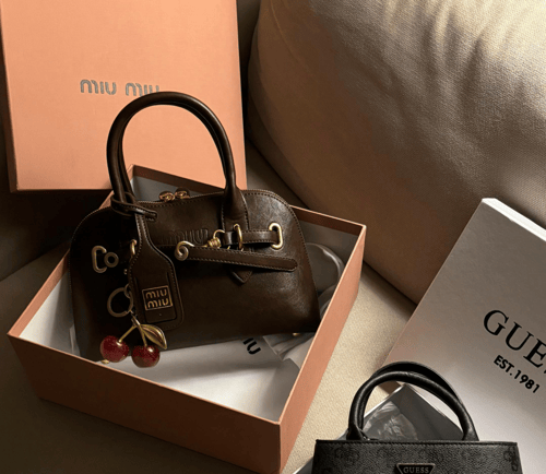 شنطة miumiu مع الكرز