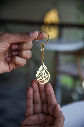 ميدالية بالاسم بإتقان فخم من حروف الغلا