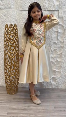 فستان رمضان بناتي أنيق بطلته الجميلة