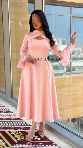 فستان وردي ناعم بأكمام بنهاية واسعة