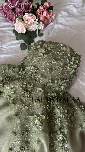 فستان تفاحي بتصميم ملكي وزهور جميلة