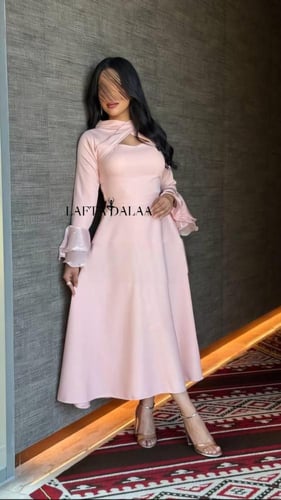 فستان وردي ناعم بأكمام بنهاية واسعة