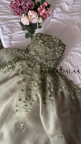 فستان تفاحي بتصميم ملكي وزهور جميلة