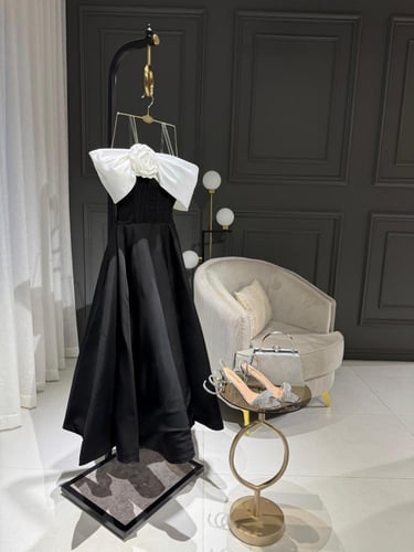 فستان أسود كورسيه بزهرة بيضاء