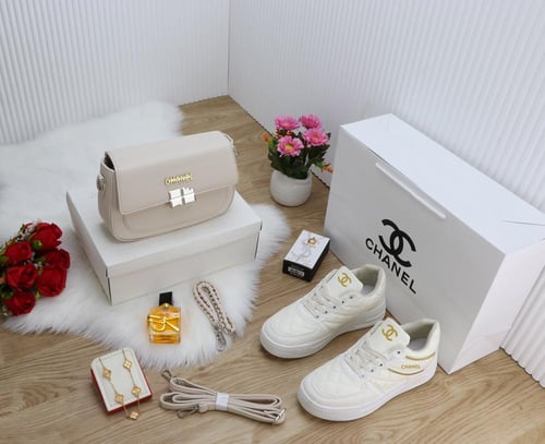 طقم نسائي من شانيل