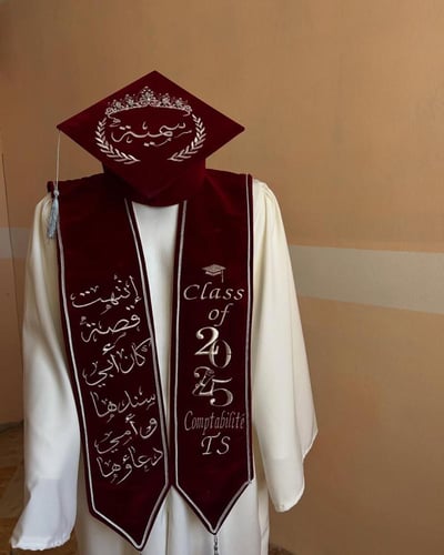 عباية تخرج مع تطريز العبارات حسب الطلب 2025