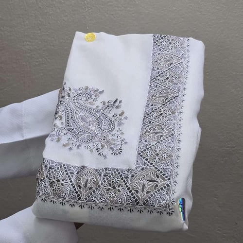 اشمغه كشميري بتصميم راقٍ تناسب جميع الوان الثيابات