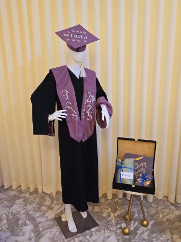 عباية تخرج بلون اسود مع وشاح وقبعة مطرز حسب الطلب