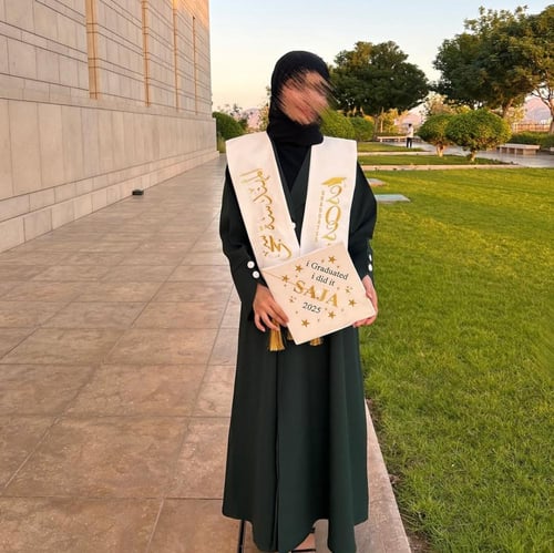 عبايه تخرج لون زيتي تطريز حسب الطلب 2025