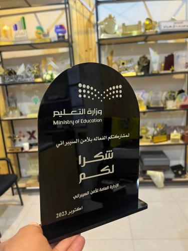 درع تكريمي وشكر للمشاركين في الفعاليات