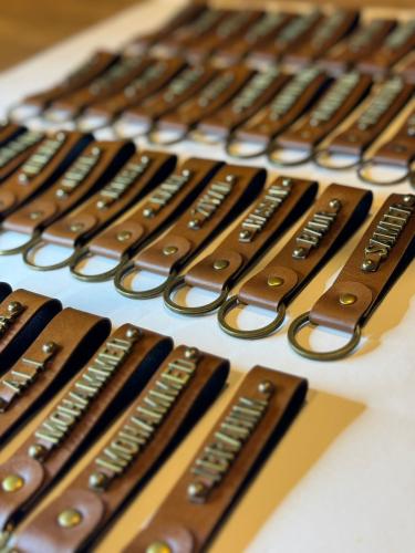 ميداليات مفاتيح سياره احرف بارزة