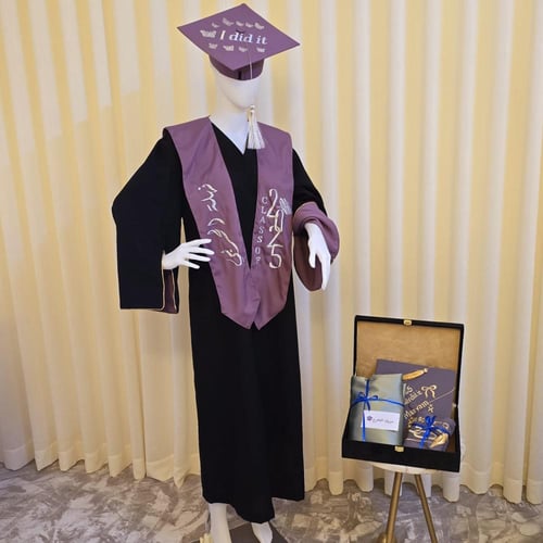 عباية تخرج بلون اسود مع وشاح وقبعة مطرز حسب الطلب