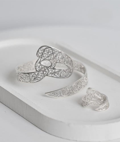 اسوارة الهبة طقم نسائي سوار وخاتم بالحروف 2025