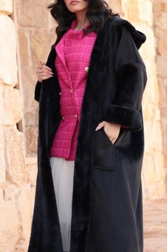 فروة نسائية شتوية سوداء بتصميم عصري