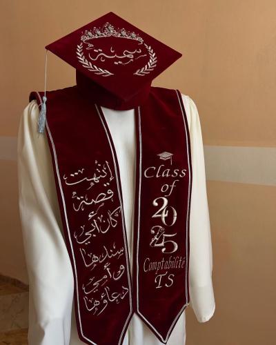 عباية تخرج مع تطريز العبارات حسب الطلب 2025