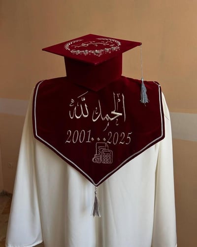 عباية تخرج مع تطريز العبارات حسب الطلب 2025