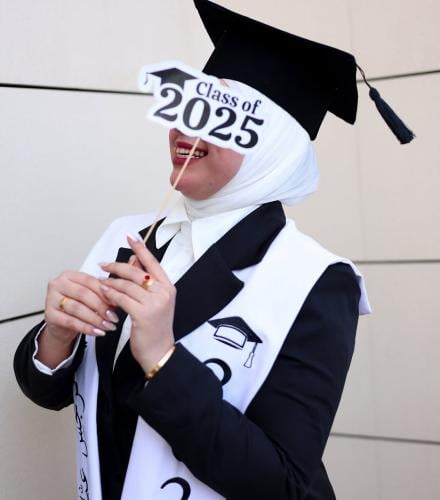 عباية تخرج لون اسود وشاح ابيض