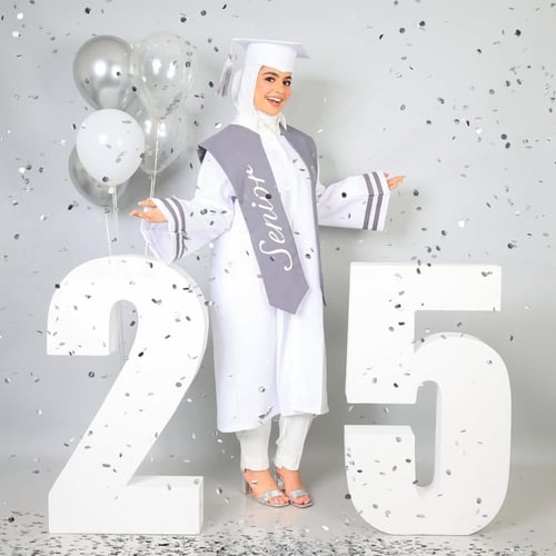 عباية تخرج لون أبيض صافي تصميم ٢٠٢٥