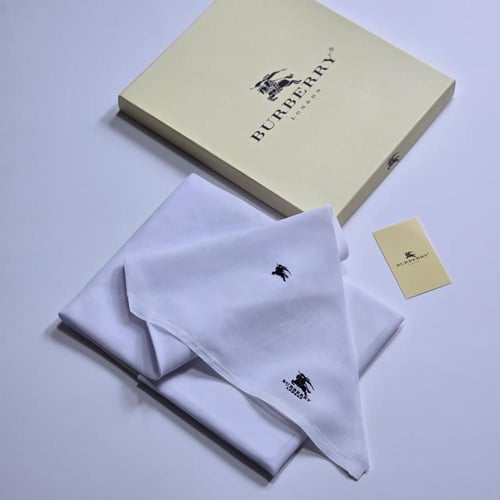 غتره بيضاء من BURBURRYساده 2026