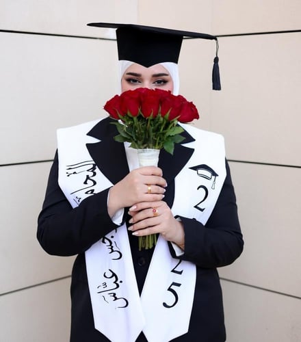 عباية تخرج لون اسود وشاح ابيض