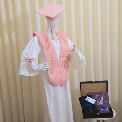 عباية تخرج لون أبيض مميز ووشاح وقبعة لون زهري