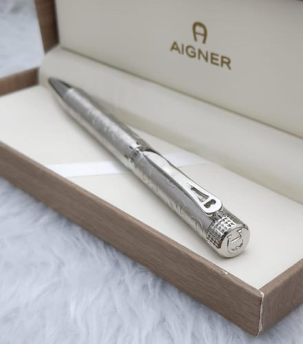 قلم اجنر الهبة الجديدة إصدار 2026 مع نحت الاسم ليز...