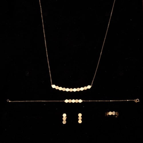 طقم ذهب صافي بتصميم ملفت