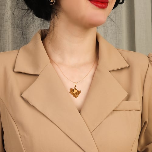 سلسال مزين بصورة جمل من ذهب