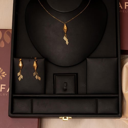 طقم ذهب صافي بتصميم مرية ناعمه