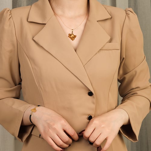 سلسال مزين بصورة جمل من ذهب