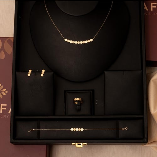 طقم ذهب صافي بتصميم ملفت