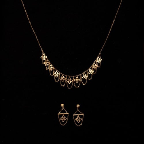 طقم ذهب صافي بتصميم ملفت