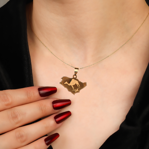 سلسال مزين بصورة جمل من ذهب