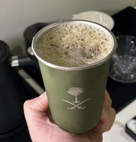 كوب مشروبات باردة بتصميم سيفين و نخلة