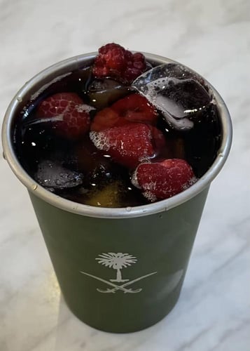 كوب مشروبات باردة بتصميم سيفين و نخلة