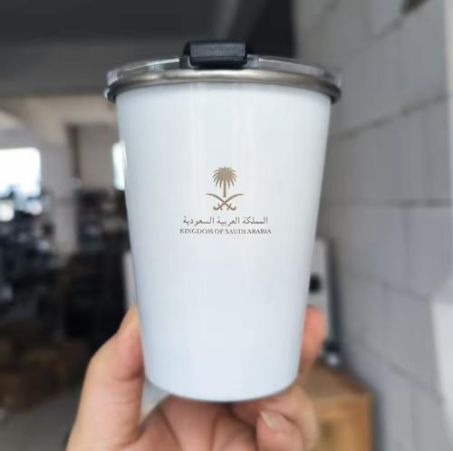 كوب مشروبات باردة بشعار المملكة العربية السعودية ب...
