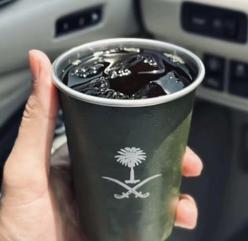 كوب مشروبات باردة بتصميم سيفين و نخلة