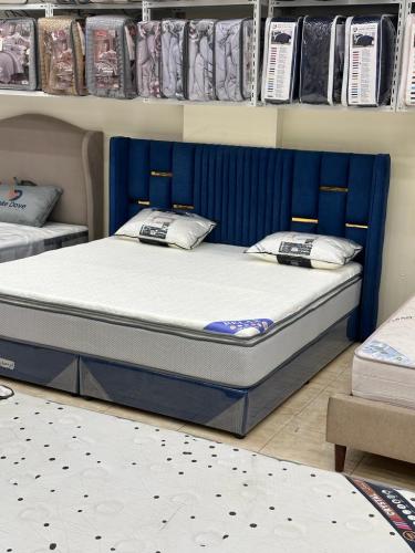 سرير 180×200سم مع مرتبه بكت فوم طبية