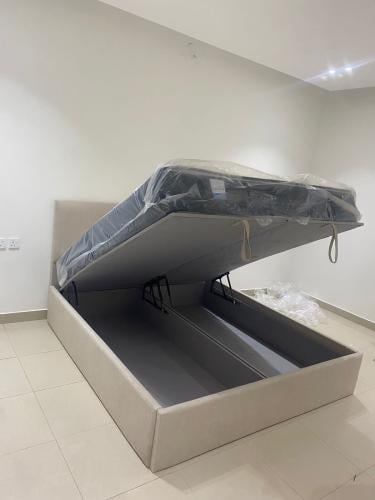 سرير هيدروليك 180 × 200 سم مع مرتبه طبيه ديلوكس