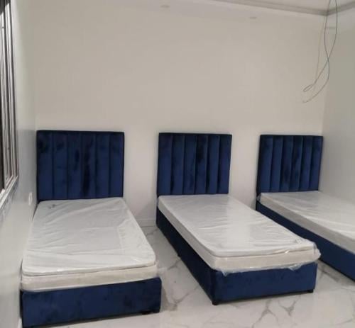 طقم سراير مع مراتب طبيه مقاس100 × 200 سم