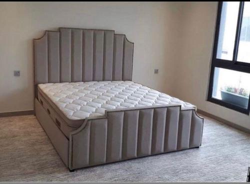 سرير حواجز ملكي