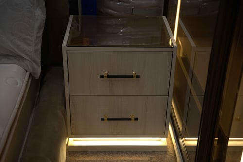 كمودينة عملية بمقاس 50×50 سم، تصميم بسيط وأنيق تنا...