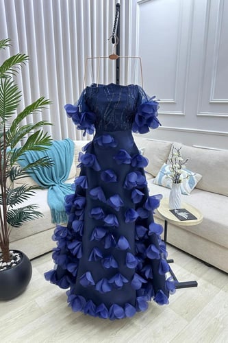 فستان سهره جازار المزين بالورود البارزه قصات ليزر...