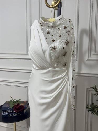 فستان سهره باربي المزين بالتطريز اليدوي والكسرات