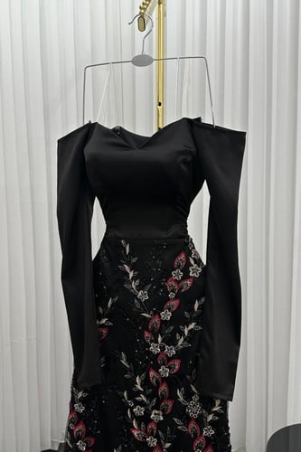 فستان سهره تفته وتل مزين بالتطريز